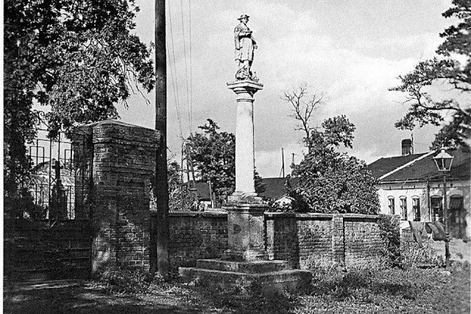 Socha pri bráne starého cintorína na Kalvárii | Zdroj: Fotky stará Trnava