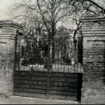 Vstupná brána cintorína, ktorá viedla z ulice Pri Kalvárii | Zdroj: Fotky stará Trnava/ Simona Jurčová
