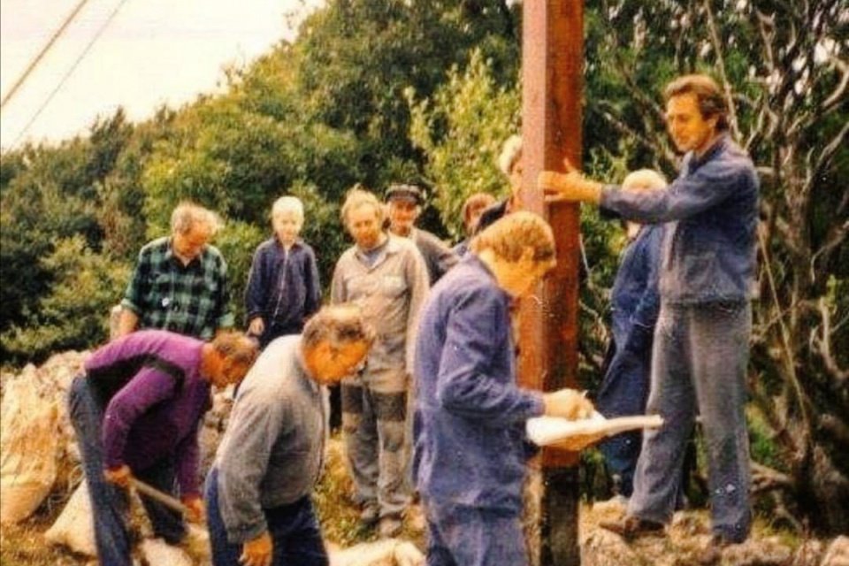 Osadenie dvojkríža v roku 1991 | Zdroj: Radek Sklenár