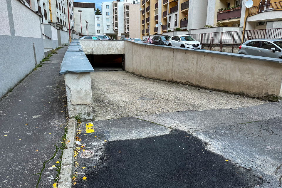 Vchod do podzemných garáží na Vajanského ulici v Trnave. | Foto: Pavol Holý, Trnavské rádio
