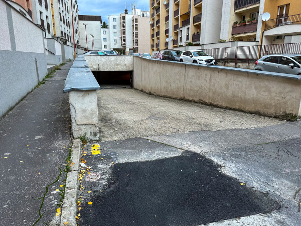 Vchod do podzemných garáží na Vajanského ulici v Trnave. | Foto: Pavol Holý, Trnavské rádio
