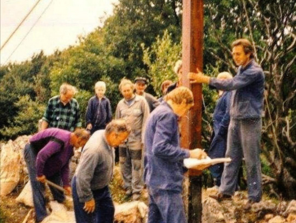 Osadenie dvojkríža v roku 1991 | Zdroj: Radek Sklenár