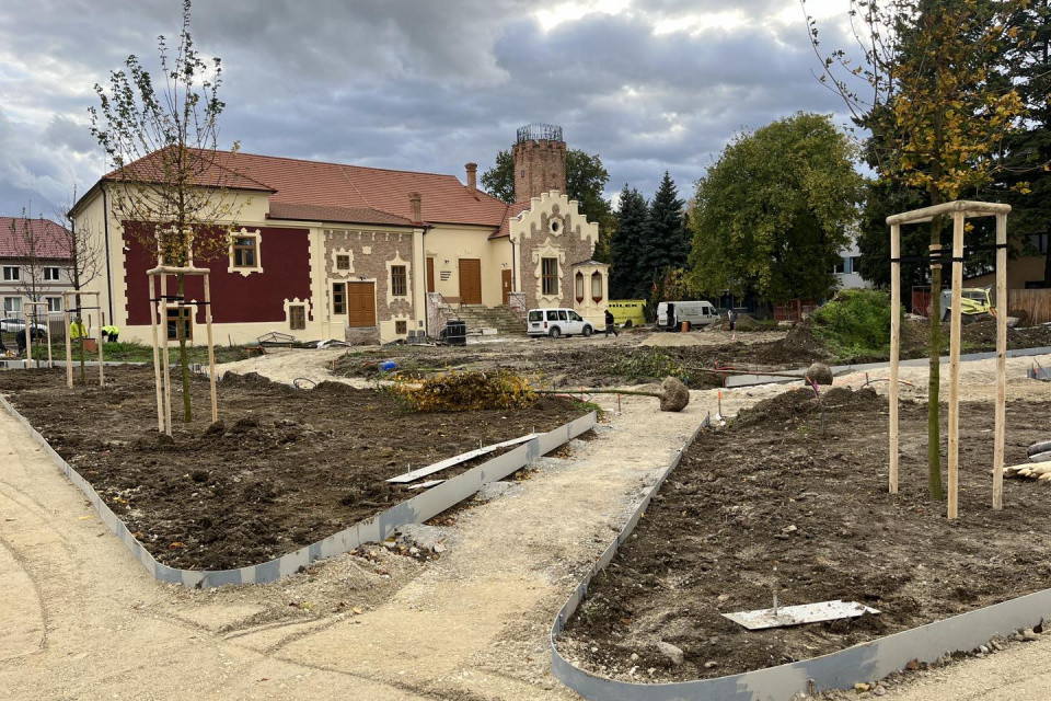 Park pri Sokolovni sa mení na nepoznanie | Zdroj: Mesto Senica