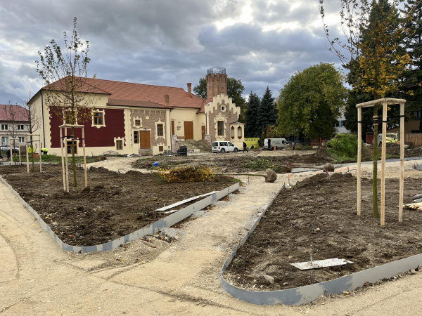 Park pri Sokolovni sa mení na nepoznanie | Zdroj: Mesto Senica
