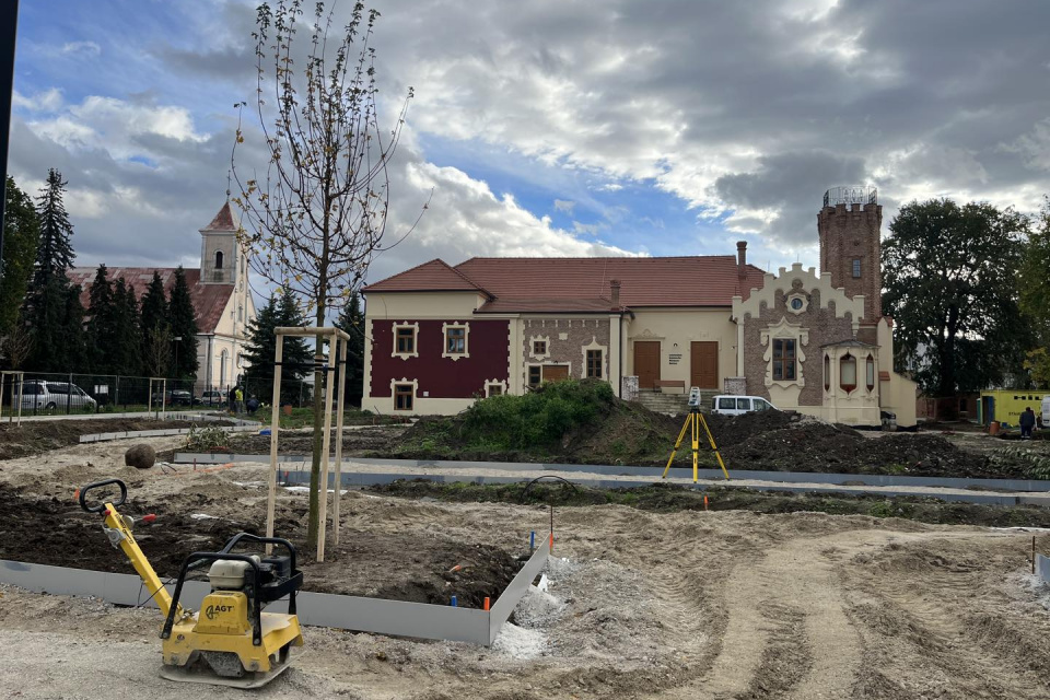 Park pri Sokolovni naberá kontúry | Zdroj: Mesto Senica