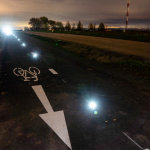 Cyklotrasa je v noci osvetlená bodovými svetlami | Zdroj: TTSK