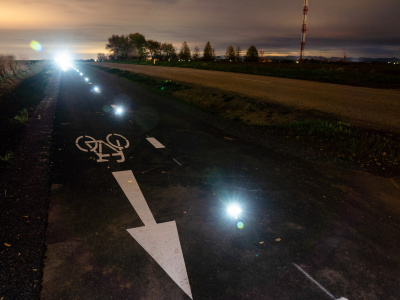Cyklotrasa je v noci osvetlená bodovými svetlami | Zdroj: TTSK