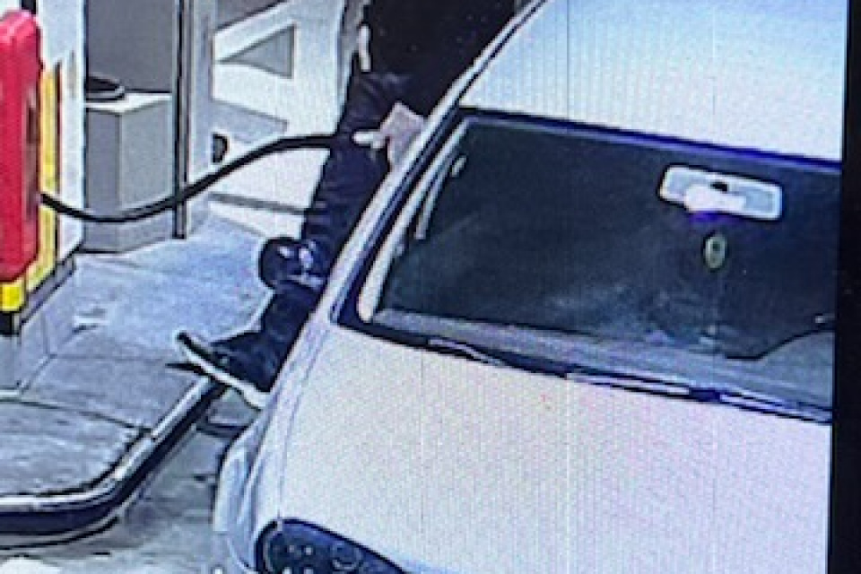 Muž mal na sebe červenú šiltovku | Zdroj: Polícia SR -Trnavský kraj