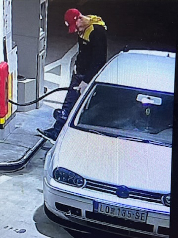 Muž mal na sebe červenú šiltovku | Zdroj: Polícia SR -Trnavský kraj