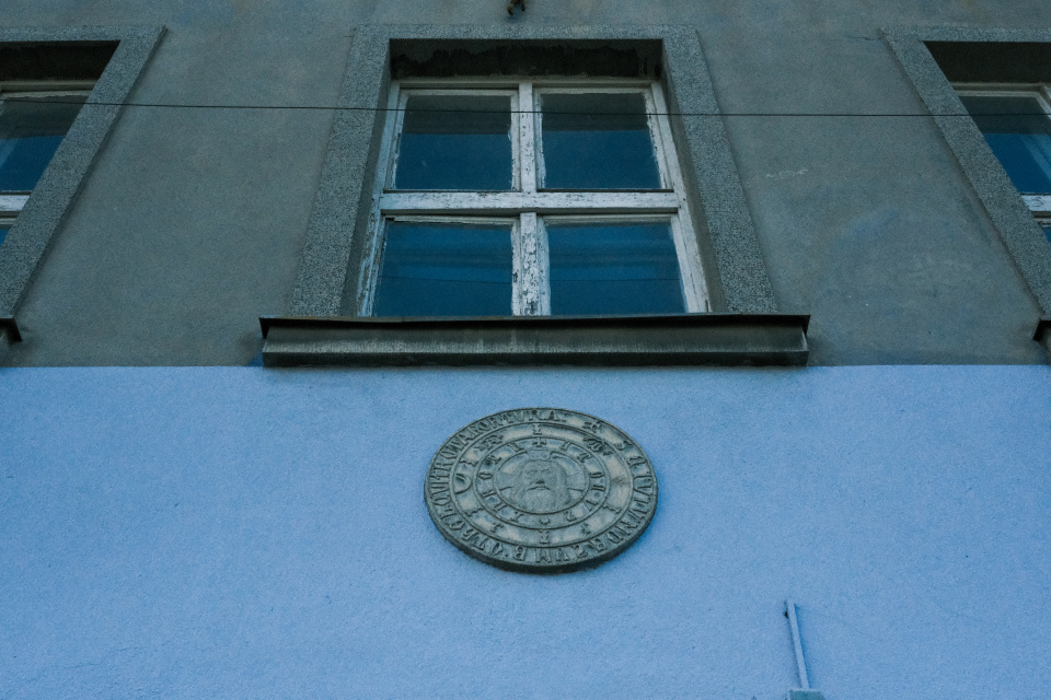 Detail nad vchodom do budovy. | Foto: dv, Trnavské rádio