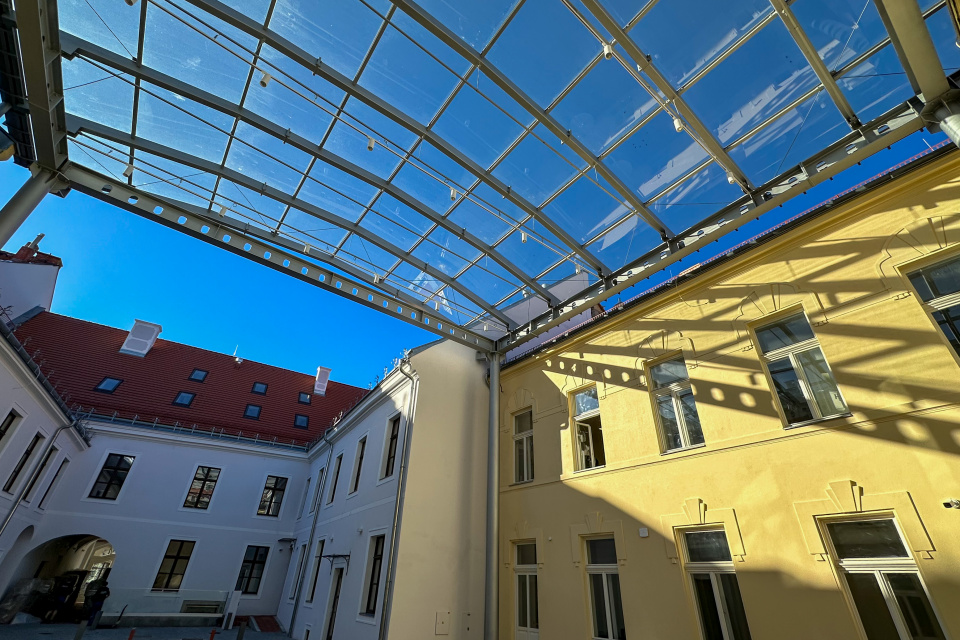 Vnútorné nádvorie nového Kreatívneho centra na Hlavnej ulici 17 v Trnave. | Foto: dv, Trnavské rádio