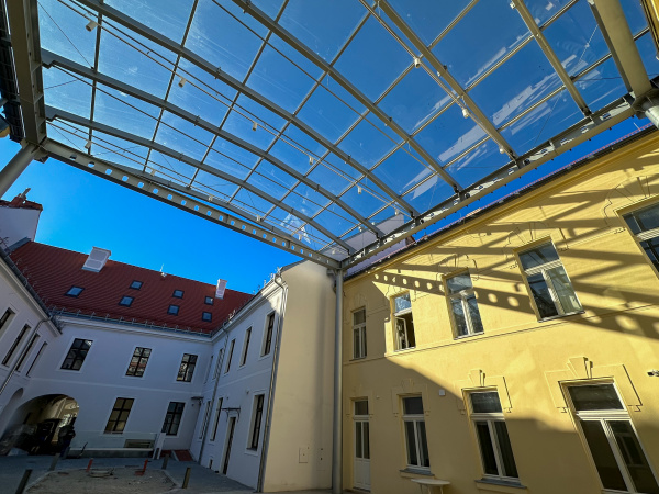 Vnútorné nádvorie nového Kreatívneho centra na Hlavnej ulici 17 v Trnave. | Foto: dv, Trnavské rádio