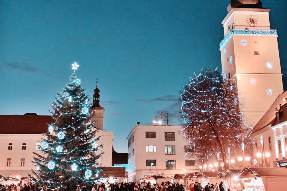 Vianočné Trojičné némestie v minulých rokoch. Vianočný strom je jeho dominantou. | Foto: Pavol Holý, Trnavské rádio