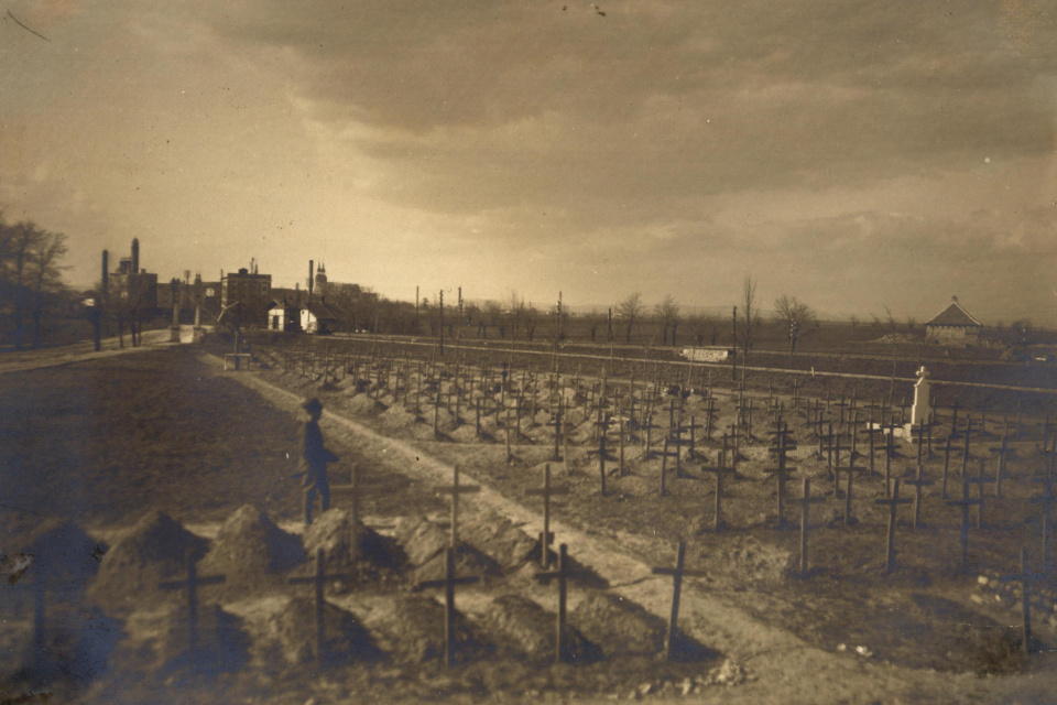 Vojenský cintorín v Trnave v 20. rokoch 20. storočia. | Zdroj: Fond Vojnové hroby a cintoríny na Slovensku z 1.svetovej vojny, licencia Trnavské rádio