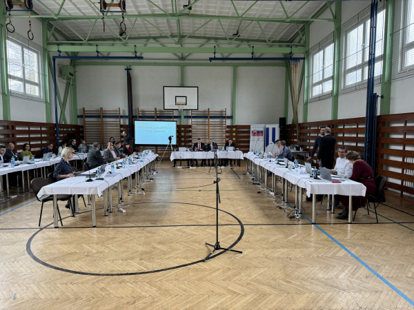 Rokovanie prebieha v telocvični | Zdroj: Pavol Jurák, Trnavské rádio