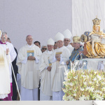 Bezák na jednej snímke s pápežom Františkom  | Foto: TASR, Martin Bumann