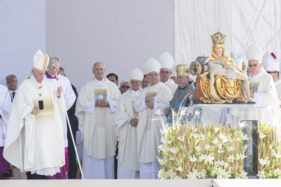 Bezák na jednej snímke s pápežom Františkom  | Foto: TASR, Martin Bumann