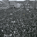 Jedna z najmasovejších akcií v Trnave. Generálny štrajk 27. novembra 1989 na vtedajšom Gottwaldovom (dnes Trojičnom) námestí. | Foto: ZSLM