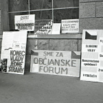 Novembrové dni 1989 v Trnave priniesli aj množstvo ľudovej tvorivosti. | Foto: ZSLM