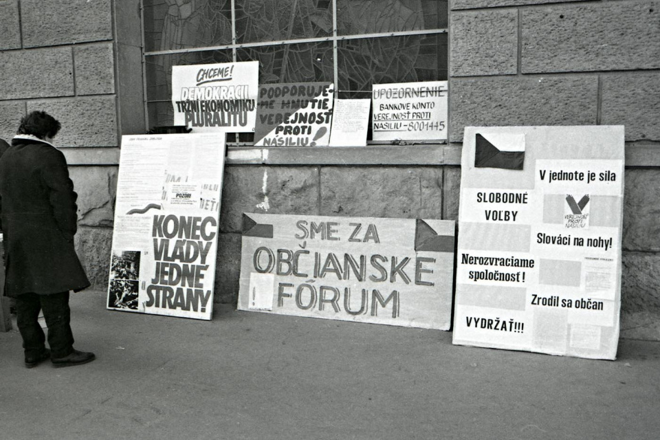 Novembrové dni 1989 v Trnave priniesli aj množstvo ľudovej tvorivosti. | Foto: ZSLM
