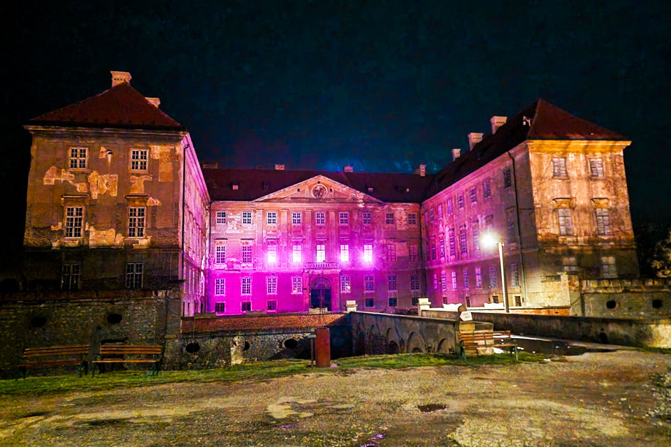 Zámok v Holíči sa rozžiaril purpurovým svetlom. | Foto: Fb Mesto Holíč