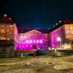 Zámok v Holíči sa rozžiaril purpurovým svetlom. | Foto: Fb Mesto Holíč
