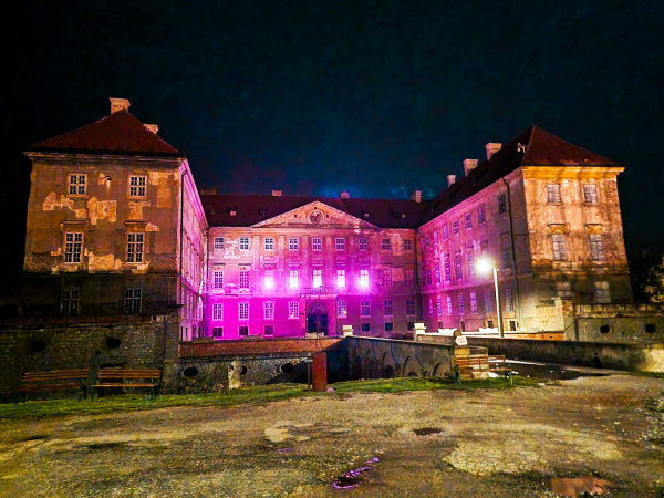 Zámok v Holíči sa rozžiaril purpurovým svetlom. | Foto: Fb Mesto Holíč