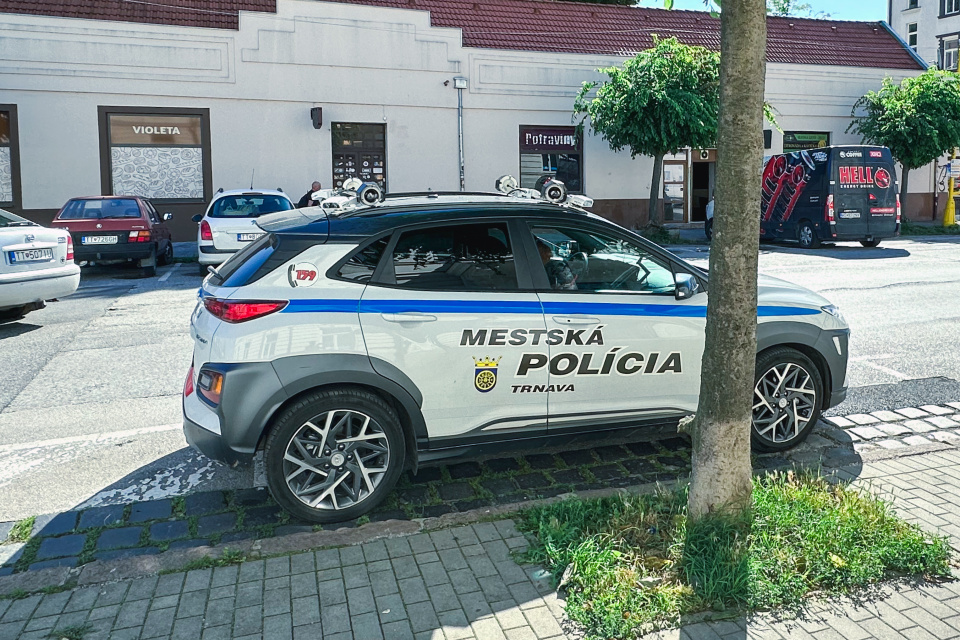 Vozidlo mestskej polície Trnava, ktoré je vybavené technológiou na kontrolu parkovania. | Foto: Pavol Holý, red.