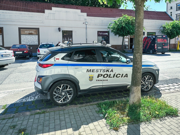 Vozidlo mestskej polície Trnava, ktoré je vybavené technológiou na kontrolu parkovania. | Foto: Pavol Holý, red.