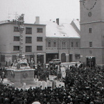 Pohľad na zástupy ľudí, ktorí sa zhromaždili pri súsoší na Trojičnom námestí počas jeho odhalenia 21. novembra 1993. | Foto: Drahotín Šulla, TASR. Licencia - Trnavské rádio