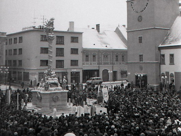 Pohľad na zástupy ľudí, ktorí sa zhromaždili pri súsoší na Trojičnom námestí počas jeho odhalenia 21. novembra 1993. | Foto: Drahotín Šulla, TASR. Licencia - Trnavské rádio