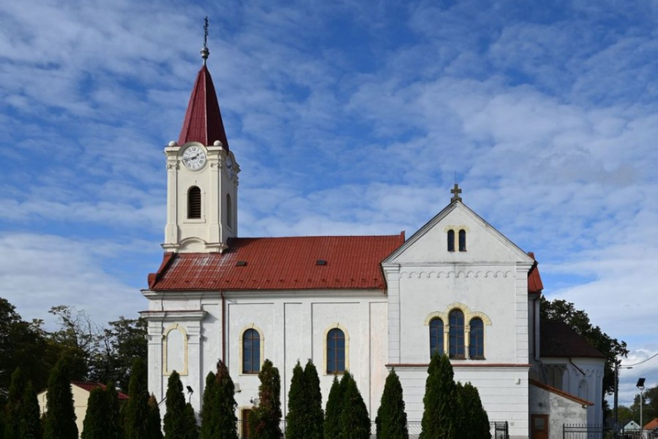 Pohľad na kostolík v Jelke | Zdroj: apsida.sk