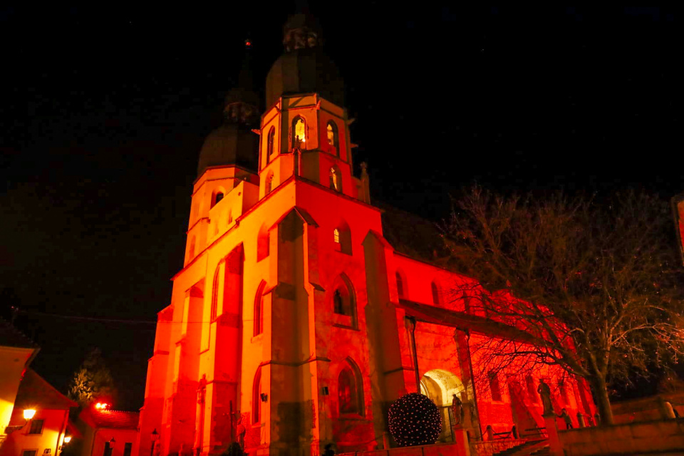 Bazilika sv. Mikuláša počas Červenej stredy (archívne foto). | Zdroj: CPR