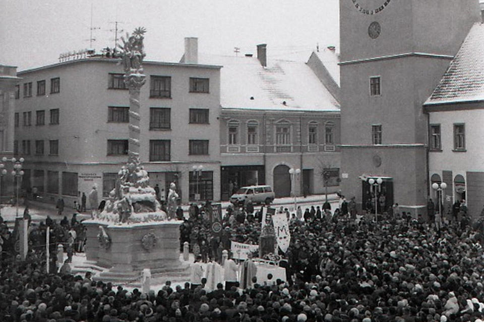 Pohľad na zástupy ľudí, ktorí sa zhromaždili pri súsoší na Trojičnom námestí počas jeho odhalenia 21. novembra 1993. | Foto: Drahotín Šulla, TASR. Licencia - Trnavské rádio