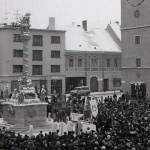 Pohľad na zástupy ľudí, ktorí sa zhromaždili pri súsoší na Trojičnom námestí počas jeho odhalenia 21. novembra 1993. | Foto: Drahotín Šulla, TASR. Licencia - Trnavské rádio