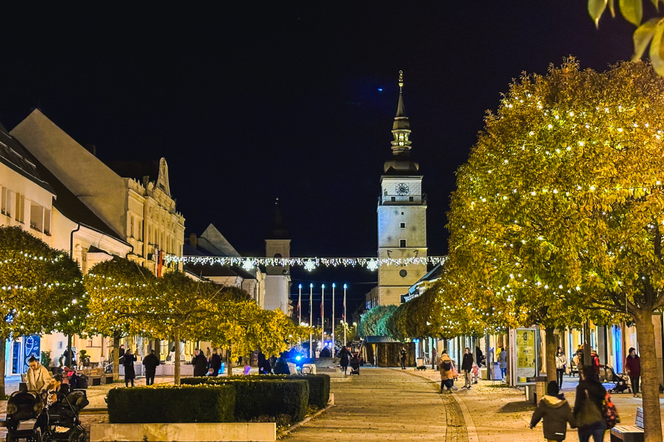 Chystajú výzdobu. Centrum Trnavy orioravujú na piatkový štart adventných trhov. | Foto: dv, red.