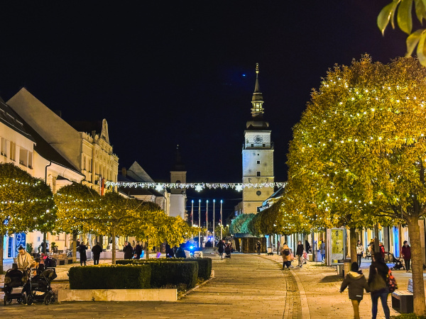 Chystajú výzdobu. Centrum Trnavy orioravujú na piatkový štart adventných trhov. | Foto: dv, red.