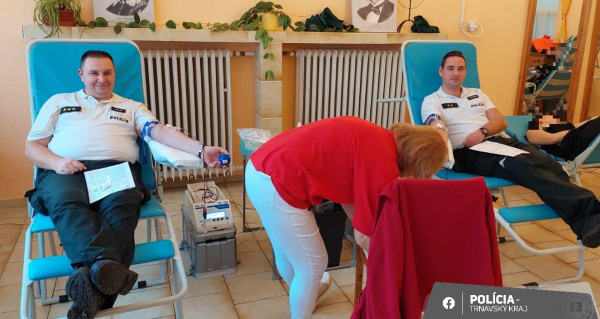 Dobrovoľne darovali krv | Zdroj: KRPZTT