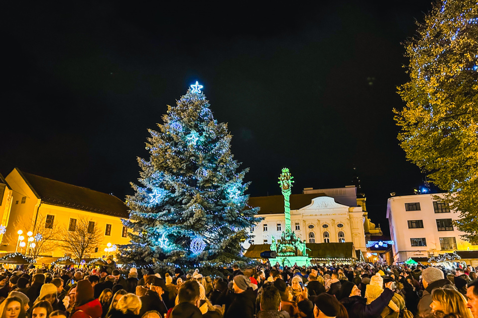 Strom na Trojičnom námestí v Trnavw už svieti. | Foto: Kamila Pánisová, Trnavské rádio
