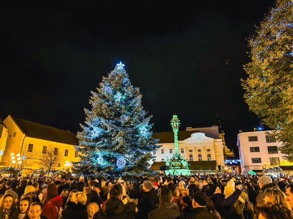 Strom na Trojičnom námestí v Trnavw už svieti. | Foto: Kamila Pánisová, Trnavské rádio