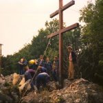 Osadenie kríža v roku 1991 | Zdroj: Jozef Blažo / Viliam Machala