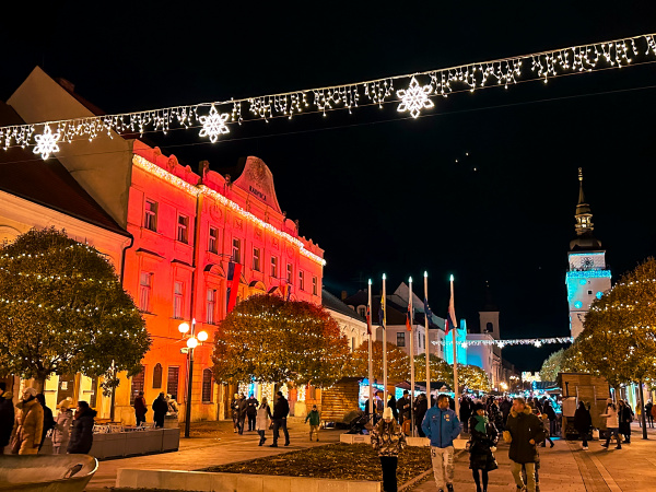 Trnavská radnica nasvietená na oranžovo. | Foto: dv, red.