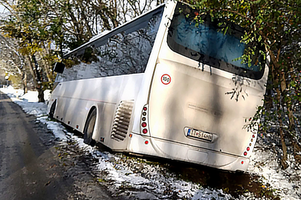 Prevrátený autobus na Havrane | Zdroj: Dopravný servis - Piešťany a okolie