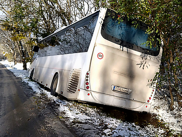 Prevrátený autobus na Havrane | Zdroj: Dopravný servis - Piešťany a okolie