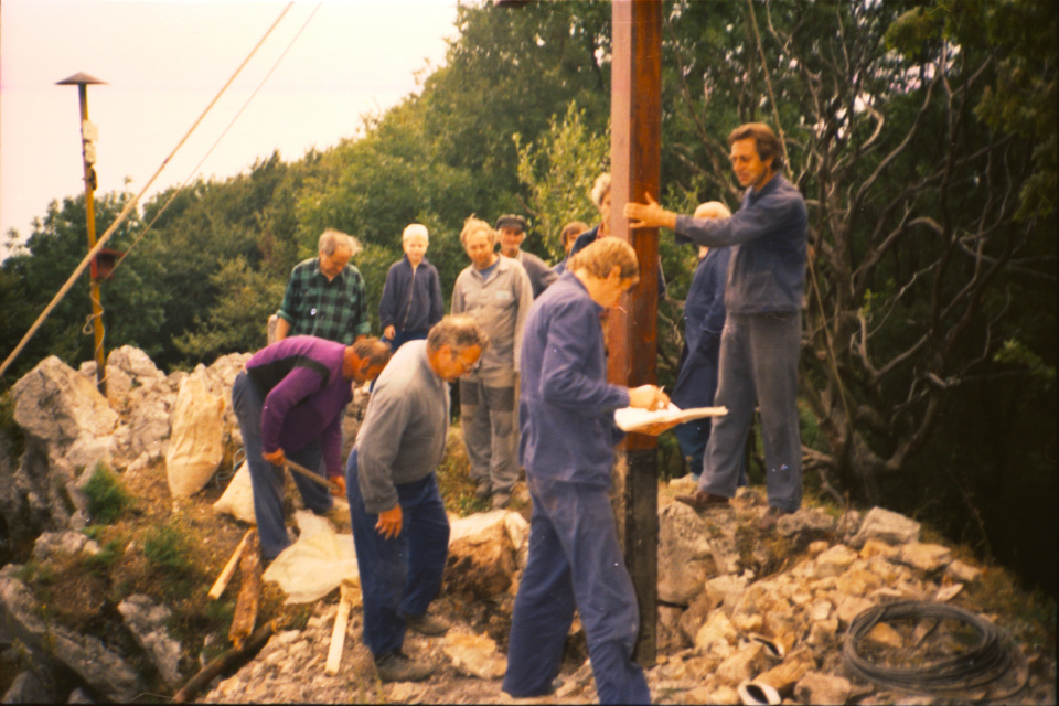 Osadenie kríža v roku 1991 | Zdroj: Jozef Blažo / Viliam Machala