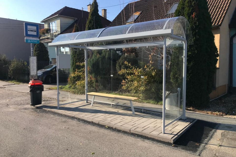 Zmodernizovaný prístrešok | Zdroj: Obec Hrnčiarovce nad Parnou