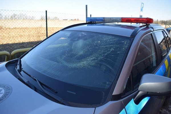 Poškodené policajné auto. Vodič kamióna dostal pokutu | Zdroj: KRPZTT