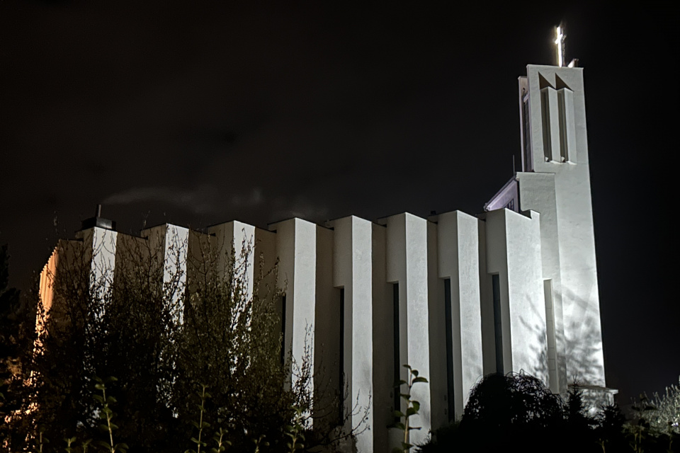 Zelenečský kostol je v noci osvetlený | Zdroj: Karin Talajková, Trnavské rádio