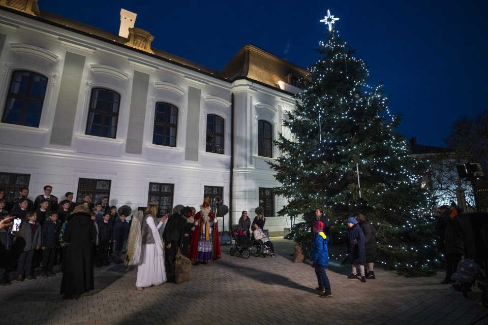Strom už stojí pred palácom | Foto: TASR, Jaroslav Novák