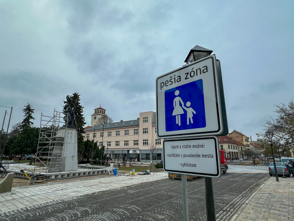 Dopravné značenie na námestí. | Foto: Pavol Holý, red.
